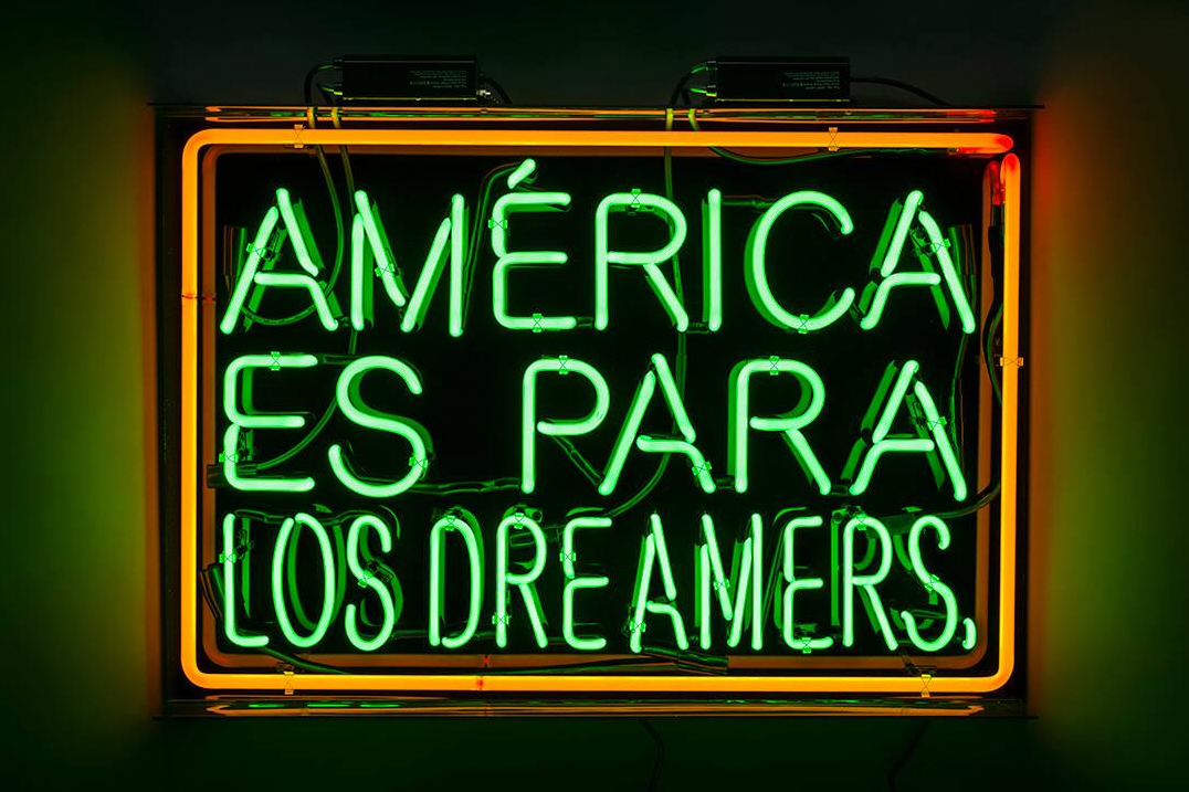 AMERICA ES PARA LOS DREAMERS POSTCARD