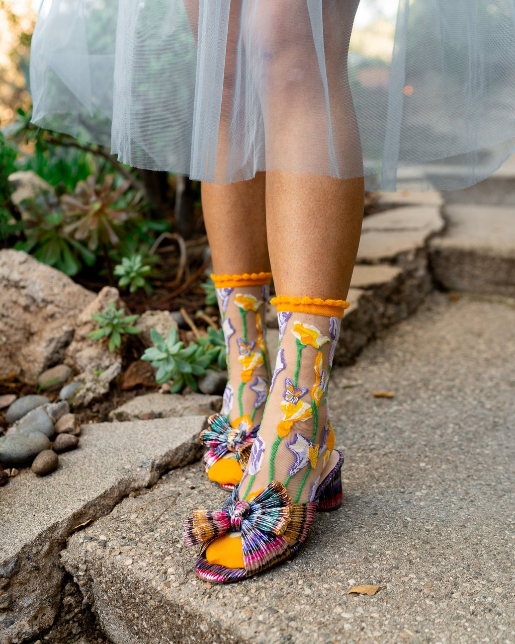 CALLA LILY RUFFLE SHEER CREW SOCK